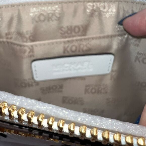 Michael Kors Illustrations NYC White Wristlet - Picture 6 of 10